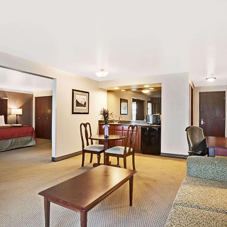 Ramada By Wyndham Tukwila Southcenter Hotell Exteriör bild