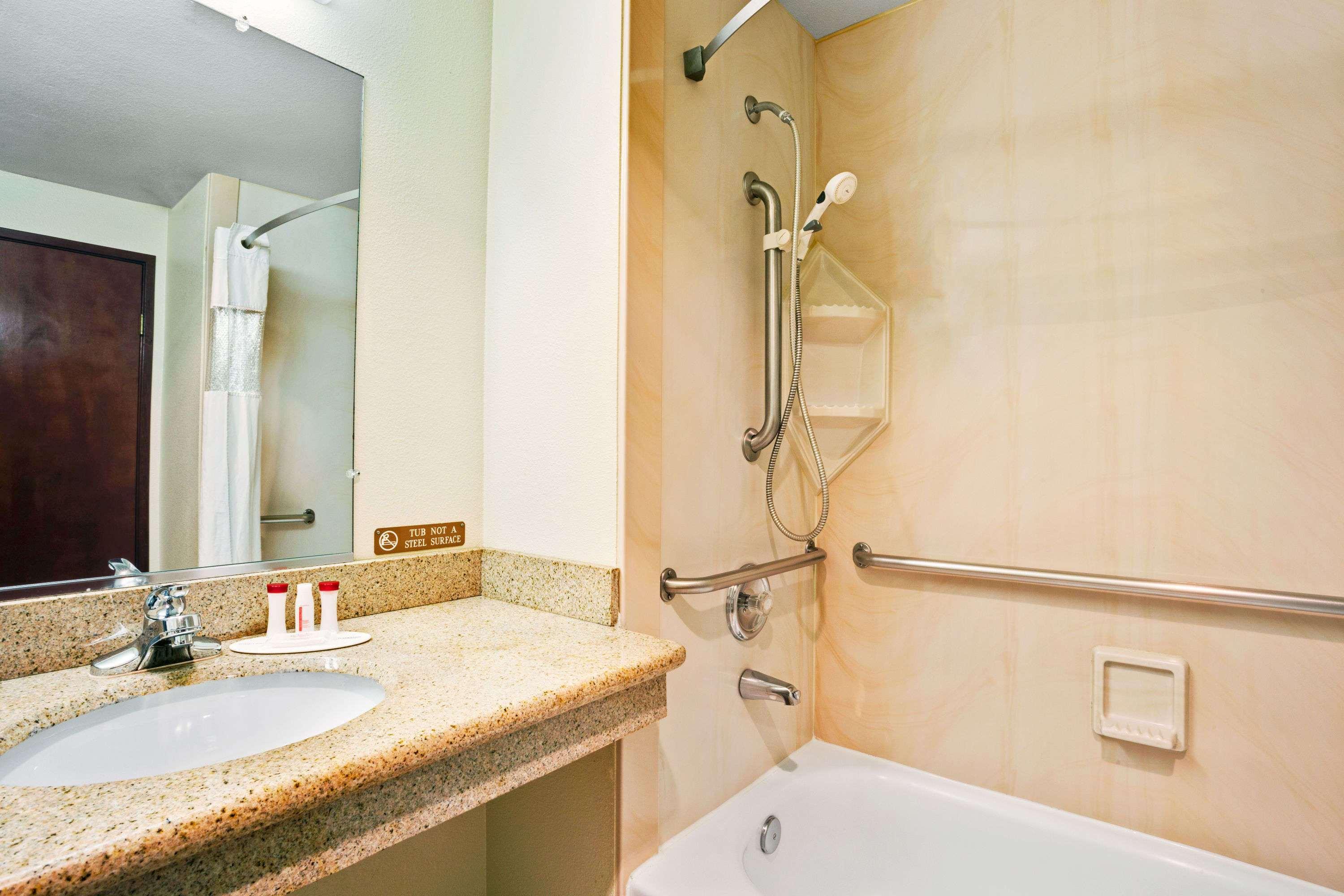 Ramada By Wyndham Tukwila Southcenter Hotell Exteriör bild