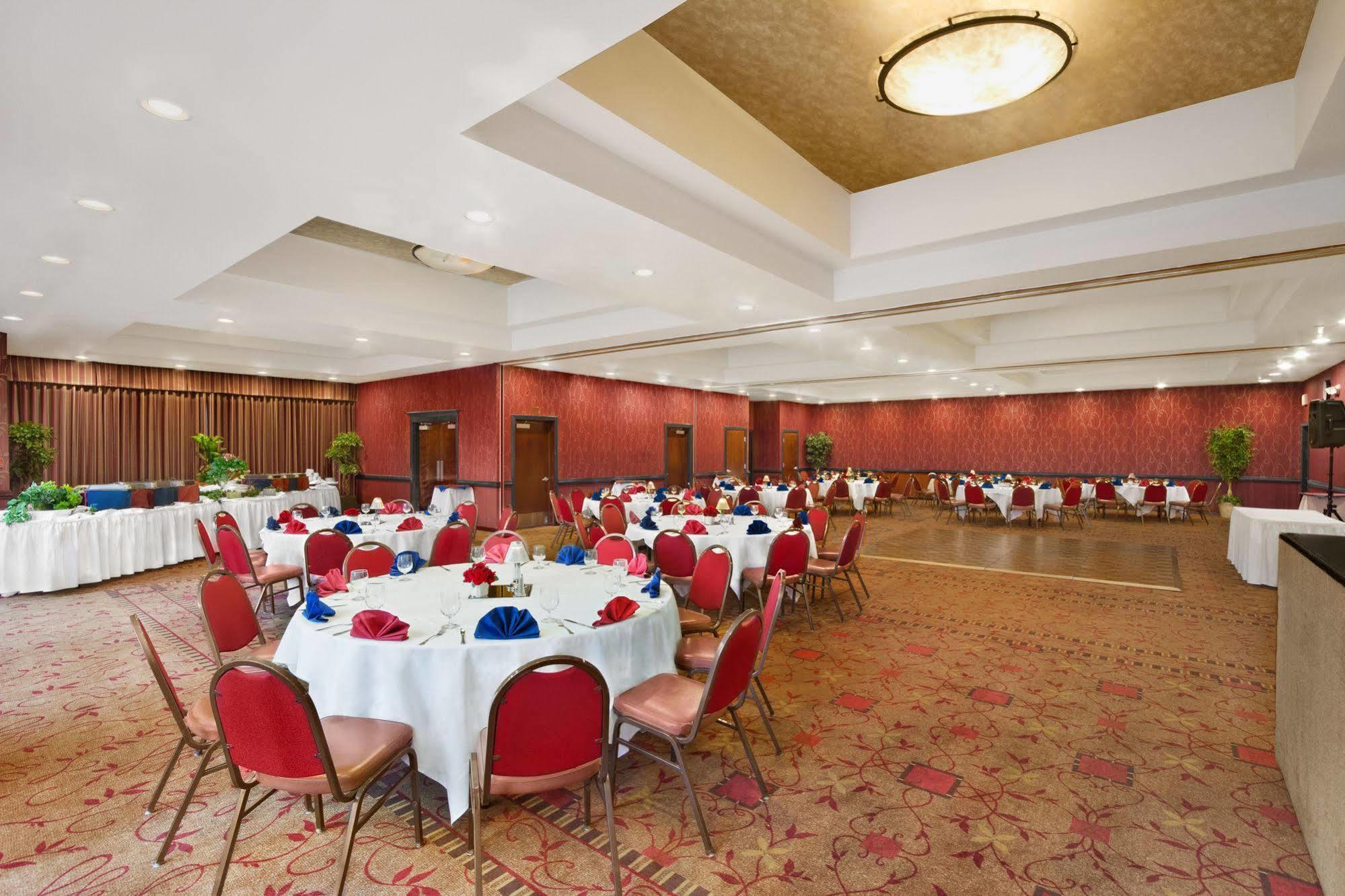 Ramada By Wyndham Tukwila Southcenter Hotell Exteriör bild